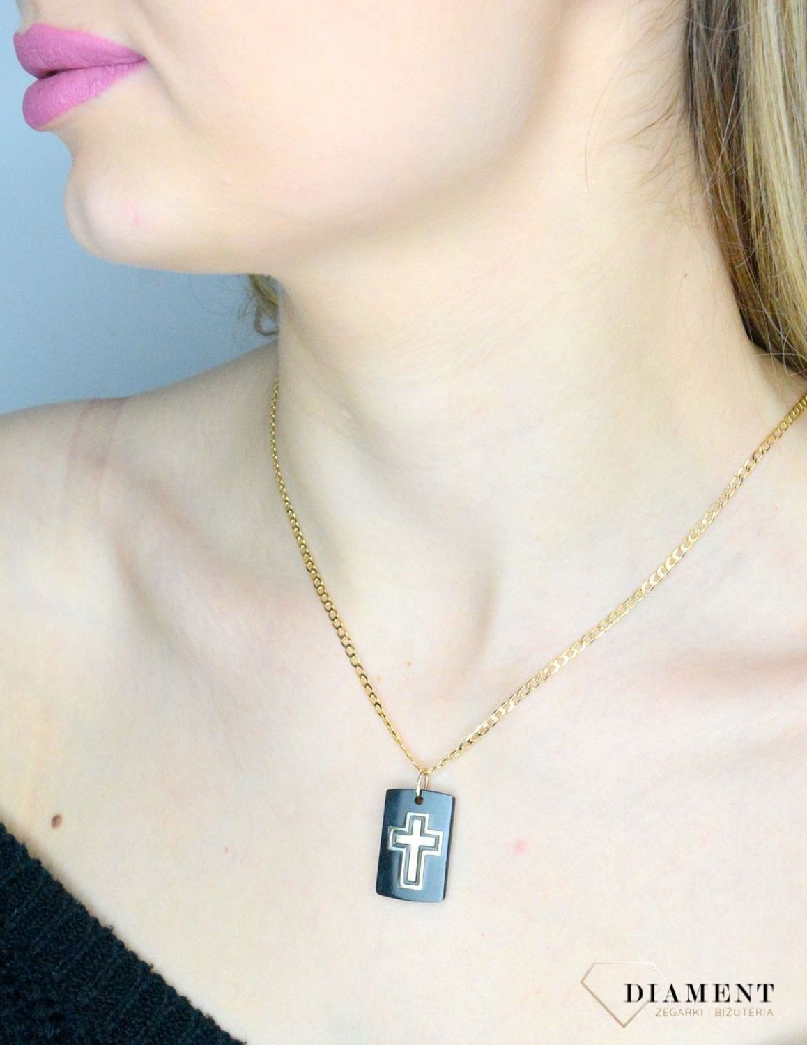 Złota zawieszka Krzyżyk 333 Krzyżyk na czarnej jubilerskiej blaszce ZA 1708 Złota zawieszka krzyż. Krzyżyk złoty próby 333. Złoty krzyżyk na komunię, chrzest, bierzmowanie. Krzyżyk złoty idealny na prezent..jpg